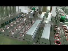 Πώς το γεμιστήριο γεμίζει το μηχάνημα σφραγίδας με το κουτάλι τροφής και τη συσκευασία;